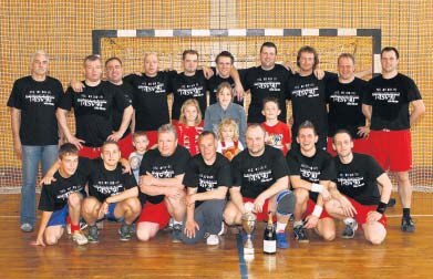 Handball-Stadtmeister Magdeburger SV 90 II mit (oben von links) Trainer Hans-Georg Kraska, Jrg Pazdyka, Jens Stechbarth, Dirk Wilke, Markus Assmann, Nico Hnsel, Andreas Titsch, Thomas Gahler, Frank Kolodziej, Thomas May; (Mitte von links) den Kindern Leonard May, Lina Gahler, Lina und Theresa Galke sowie Maximilian May; (unten von links) Philipp Schreyer, Sebastian Zech, Frank Dittler, Thomas Schreyer, Jens Meyer, Christian Menzel und Christoph Galke. Fotos (2): Eroll Popova