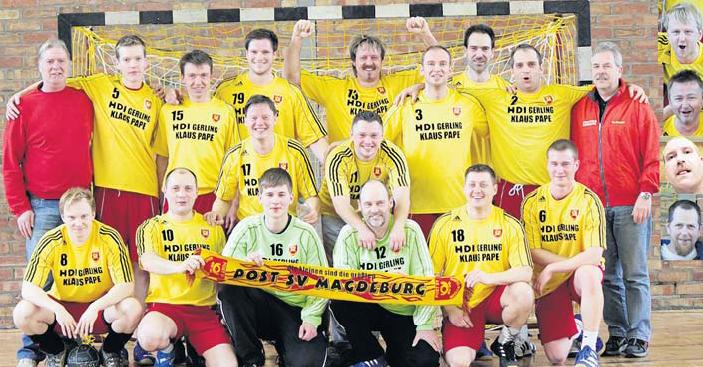 Handball-Stadtmeister Post III. Zur erfolgreichen Mannschaft gehren: Trainer Bernd Lommatzsch, Paul Radons, Steffen Vlkel, Tino Schmalz, Mike Schler, Sebastian Kuschel, Mario Reichard, Rigo Siegling, Co-Trainer Joachim Kuschel (h.v.l.), Jens Kaschub, Michael Hhne (m.v.l.), Carlo Reifgerste, Andre Bhlecke, Sren Tiedemann, Holger Viererbe, Sven Peperny, Lucas Jung (u.v.l.), Jacob Seidenbrecher, Lutz Banse, Klaus Pape und Thomas Schneider (kl.F.,v.o.n.u.).