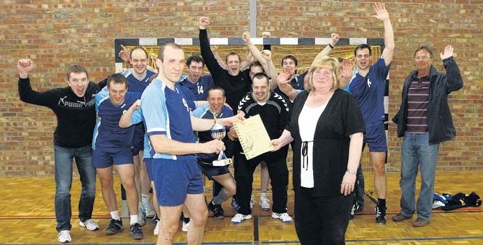 In der Handball-Stadtliga sind die Wrfel gefallen. Am letzten Spieltag kam es am Wochenende in der Sporthalle am Lorenzweg zum alles entscheidenden Aufeinandertreff en zwischen Gastgeber Post SV IV, bis dato Rangzweiter, und dem Tabellenfhrer USC.Die Gste setzten sich letztlich klar mit 24:18-Toren durch und verteidigten mit 28:4-Punkten ihren ersten Platz. Auf dem Bild nimmt Kapitn Dirk Berlin (vorne links) die Glckwnsche von Staffelleiterin
Steffi Sterling entgegen. Foto: Eroll Popova