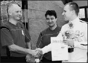 Vor dem letzten Spieltag gratulierte Staffelleiter Nico Geckert (rechts) dem neuen Stadtmeister USC und berreichte den Meisterschaftspokal an USC-Kapitn Nils Reckenbeil.